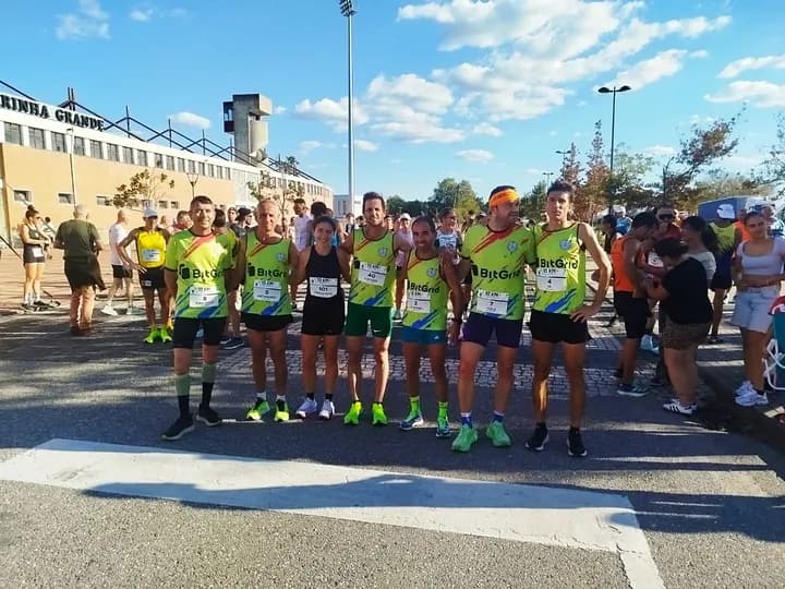 Corredores Runners Unidos em equipa na pista